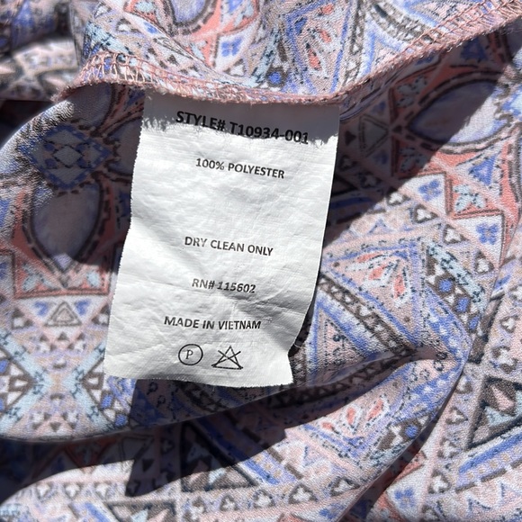 LUSH V Neck Blue Pink white Abstract Beautiful Blouse Top Summer M - Picture 7 of 7